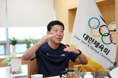 인터뷰하는 김택수 진천선수촌장