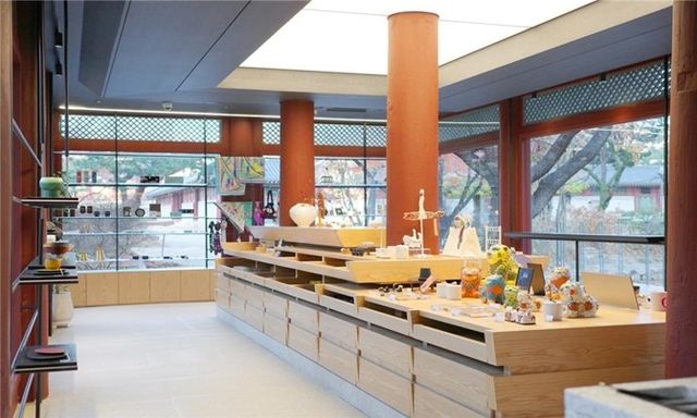 새로 단장한 덕수궁 문화상품 매장 모습 