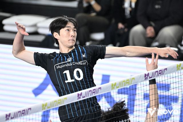 공격하는 현대캐피탈의 김진영