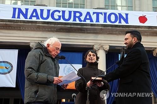 쿠란에 손 얹고 취임선서하는 맘다니 뉴욕시장