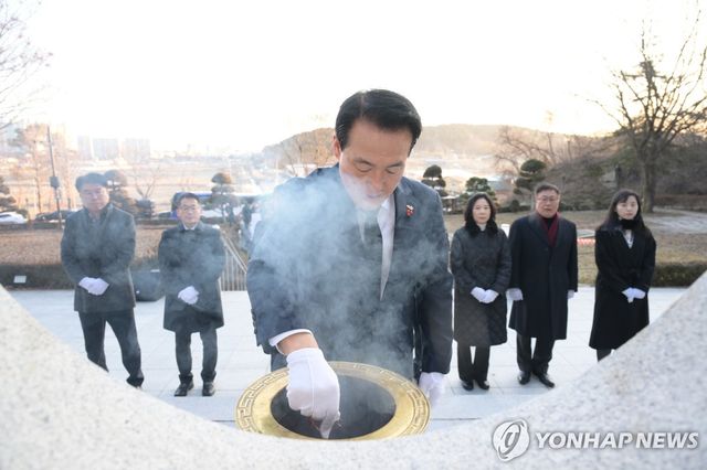 신년 맞아 충령탑 참배하는 백성현 논산시장