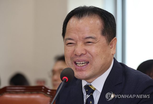 질의에 답하는 위철환 후보자