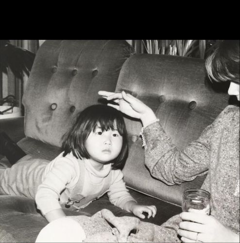 어린 시절 이모와 함께 있는 박순영 씨