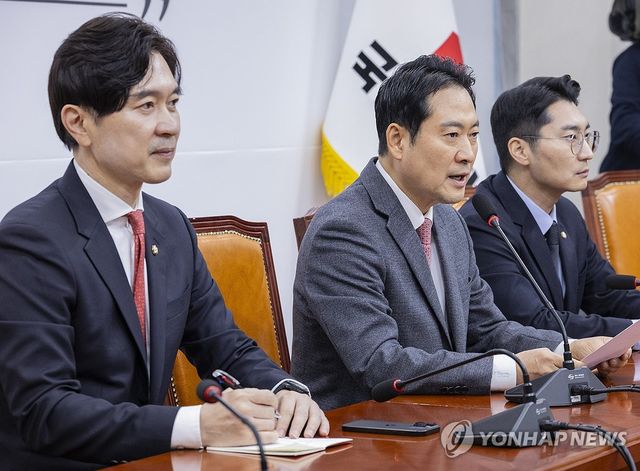 기자간담회에서 발언하는 장동혁 대표