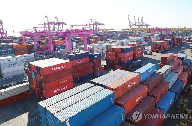 수출입 컨테이너 쌓인 인천신항