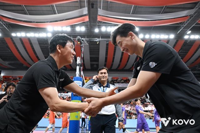 악수하는 신영철 OK저축은행 감독(왼쪽)과 박철우 우리카드 감독대행