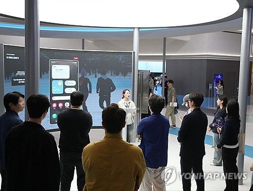 AI 에이전트 체험하는 관람객들