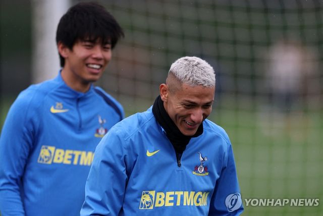 토트넘에서 훈련하던 다카이 고타(왼쪽)의 모습.