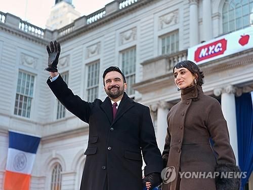 손 흔드는 맘다니 뉴욕시장(왼쪽)과 아내 