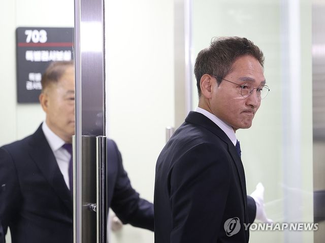 특검 사무실 들어가는 안권섭 특검
