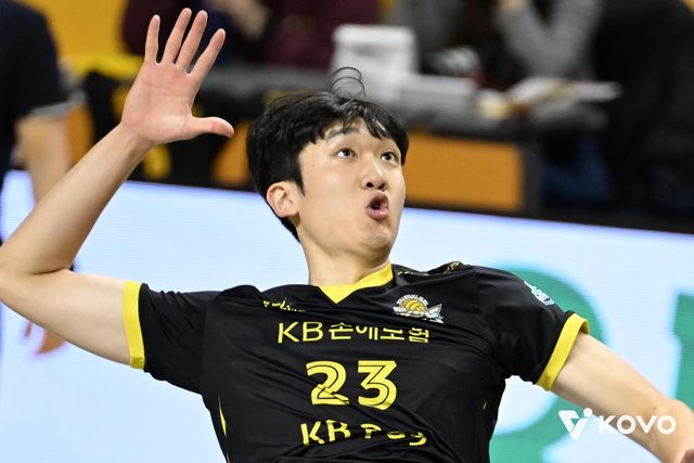 공격하는 KB손해보험의 이준영