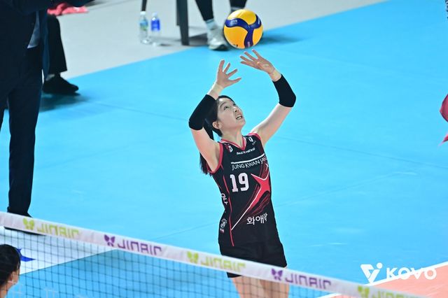 토스하는 정관장의 최서현