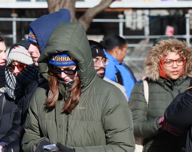 맘다니 취임행사 대기하는 뉴욕커들