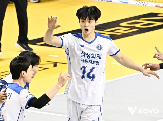 파이팅 외치는 삼성화재의 이우진 