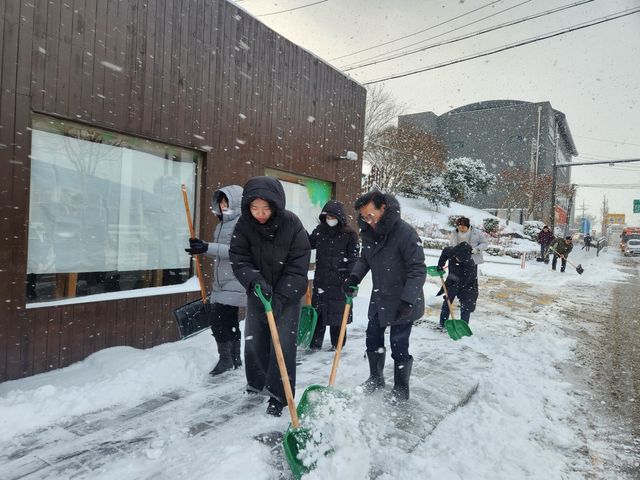 제설작업하는 고창군 공무원들