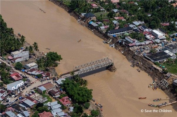 인도네시아 아체 지역의 홍수 피해로 끊어진 다리 