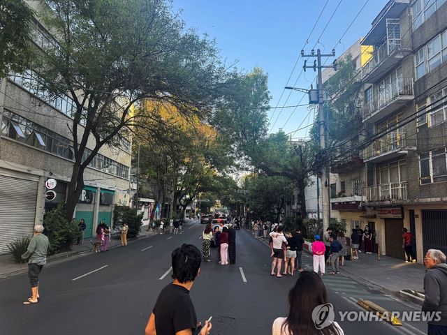 2일(현지시간) 지진 대피를 위해 거리로 나온 멕시코시티 주민들