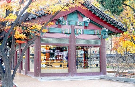 새로 단장한 덕수궁 문화상품 매장 모습 