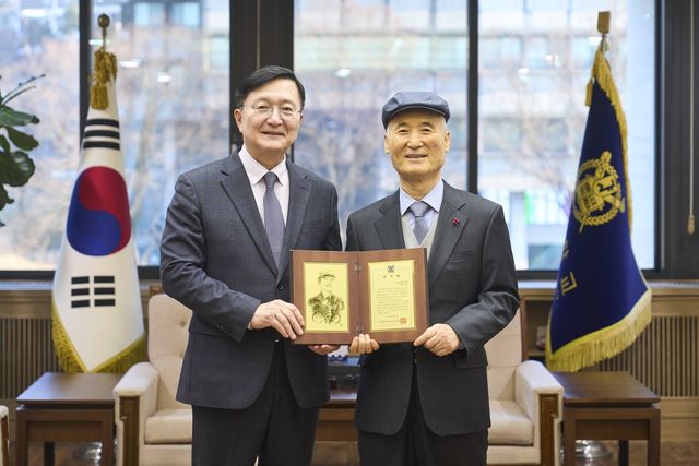 지난달 30일 서울대 관악캠퍼스에서 열린 감사패 증정식에 참석한 유홍림 서울대 총장(왼쪽)과 권준하 신익산화물터미널 대표(오른쪽) [서울대학교 제공. 재판매 및 DB 금지]