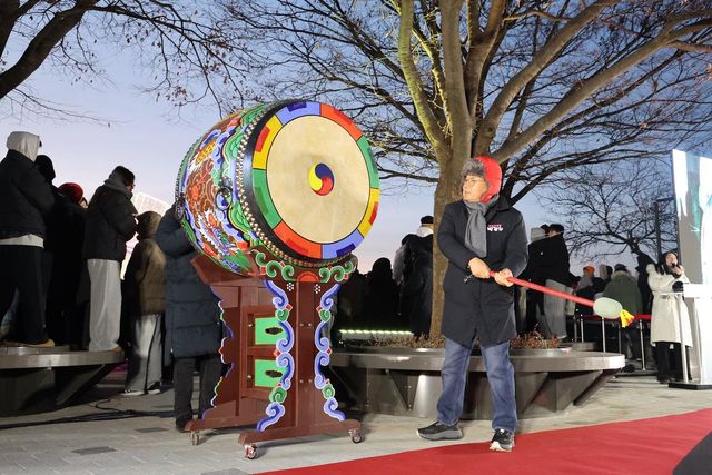 '소원의 북'을 치며 새해 시작을 알리는 박강수 구청장