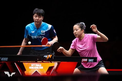 WTT 파이널스 홍콩 혼합복식 우승을 합작한 신유빈(오른쪽)과 임종훈