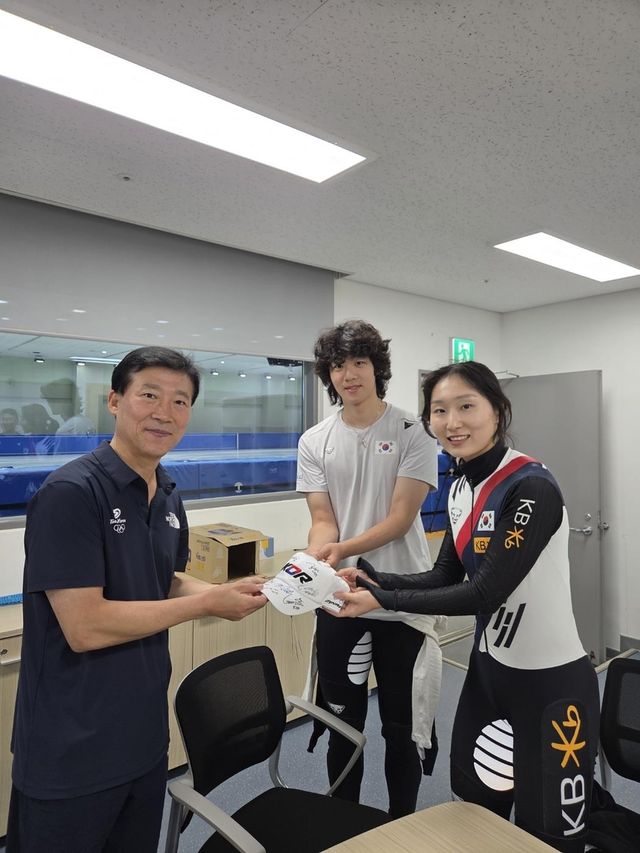 쇼트트랙 최민정(오른쪽)과 함께한 김택수 촌장(왼쪽) 