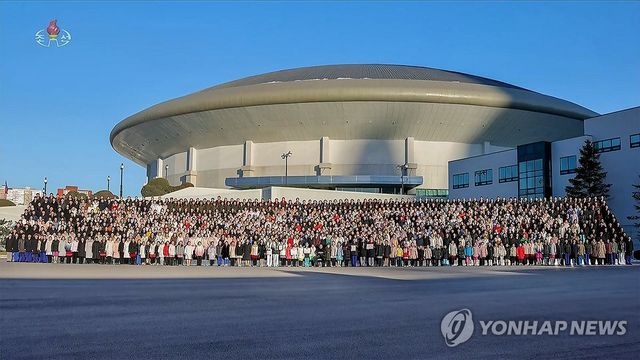 김정은, 설맞이 공연 출연 학생들 만나 기념촬영