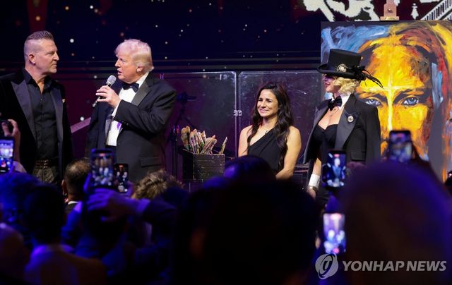 새해맞이 파티에서 자선 경매를 진행하는 도널드 트럼프 미국 대통령