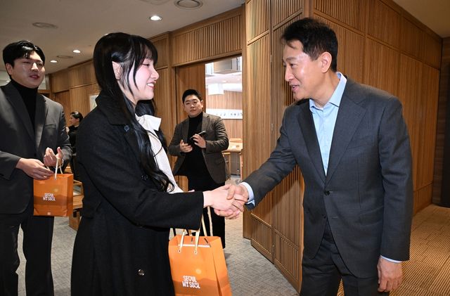 유백합과 인사하는 오세훈 서울시장