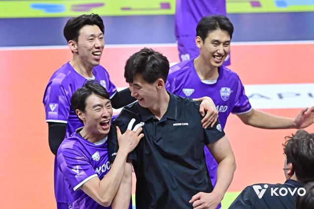 기뻐하는 박철우 대행(가운데)