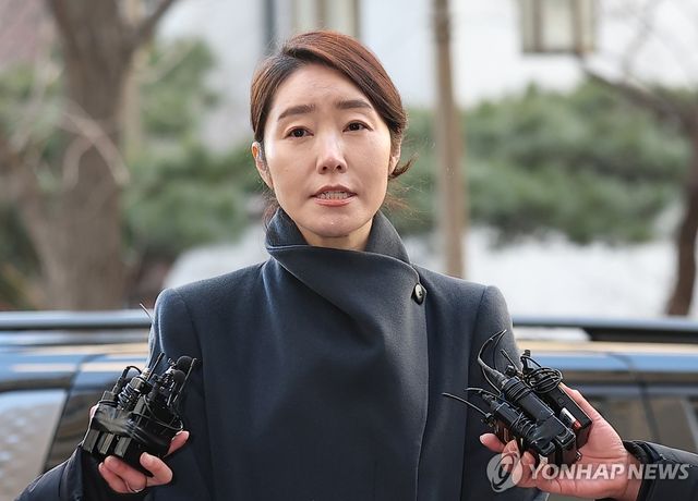 취재진 질문에 답하는 강선우 의원