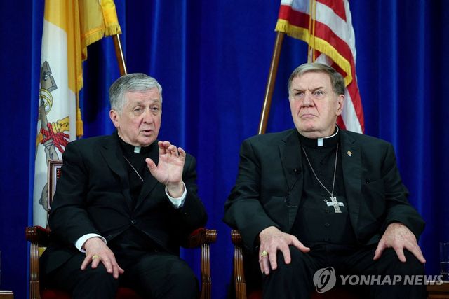 조지프 토빈 뉴어크 대교구 추기경(좌측)과 블레이즈 큐피치 시카고 대교구 추기경(우측)