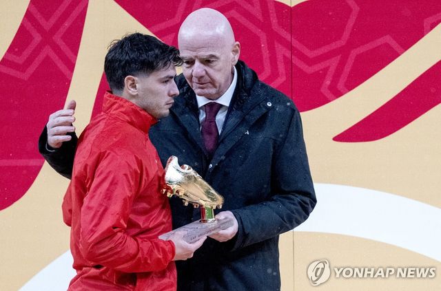 굳은 표정으로 득점왕 트로피를 받은 브라힘 디아스