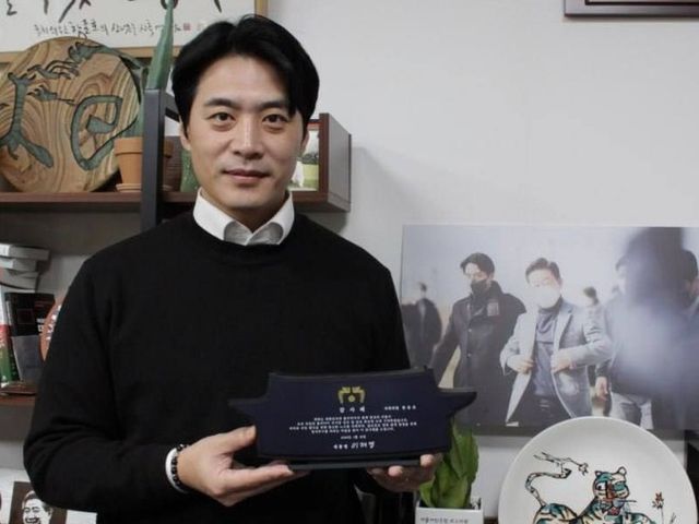 감사패 들고 있는 한준호 의원
