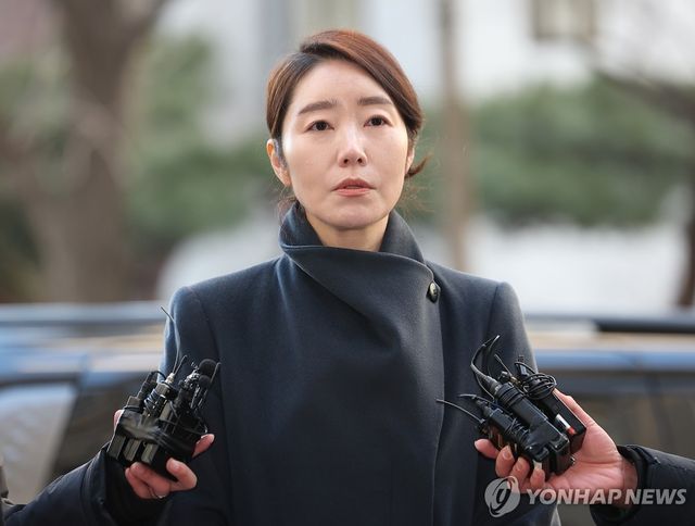 취재진 질문에 답하는 강선우 의원