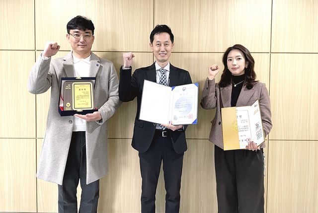 왼쪽부터 김경덕 팀장, 유원규 기획운영국장, 강수진 팀장