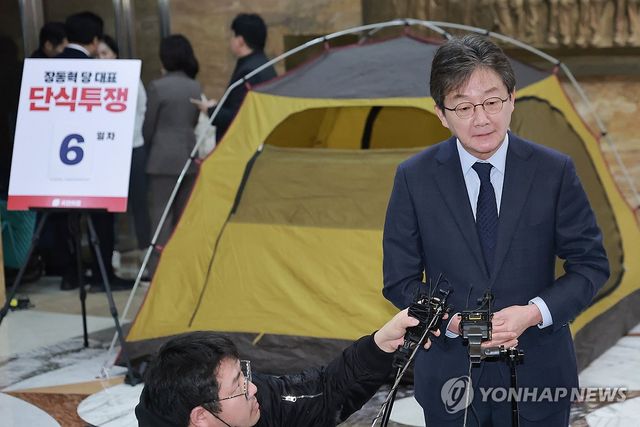 취재진과 인터뷰하는 유승민 전 의원