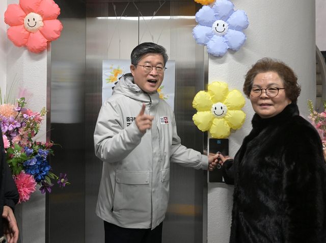 지난 16일 남산타운 임대관리동 승강기 개통식에 참석한 김길성 구청장