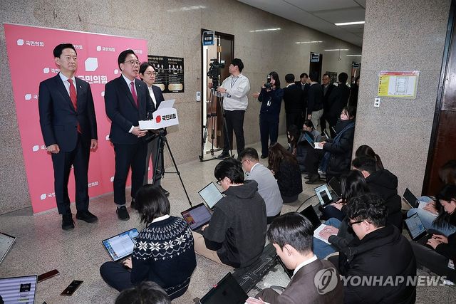 쌍특검 등 현안 관련 발언하는 송언석 원내대표