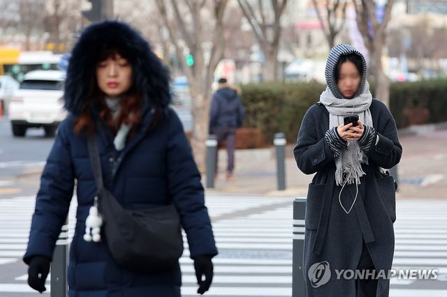 대한 추위에 꽁꽁 싸맨 시민들