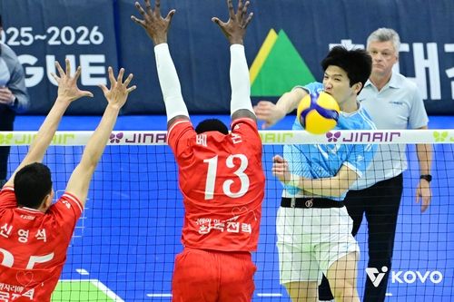 공격하는 대한항공의 정지석(오른쪽)