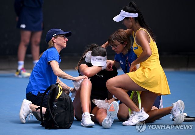 쓰러진 스타쿠시치를 위로하는 혼(노란색 테니스복)