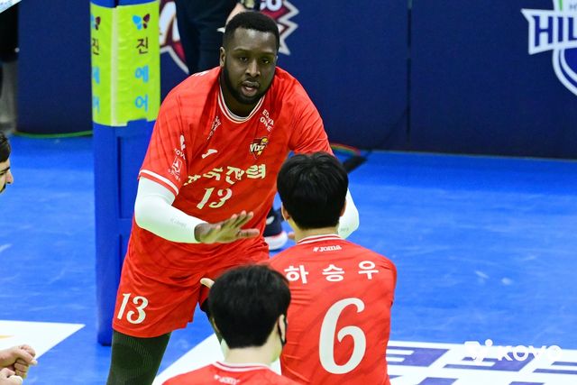 베논과(중앙)과 하이파이브 하는 한국전력의 하승우