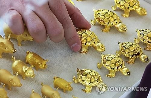 서울 종로구 한국거래소에서 직원이 금으로 만든 장신구 등을 정리하고 있다.