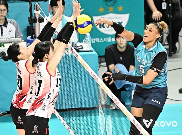 공격하는 GS칼텍스의 실바(오른쪽)