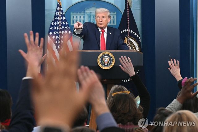 백악관 브리핑에서 질문받는 트럼프 대통령