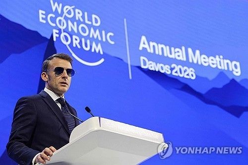 눈에 실핏줄 터져 선글라스 쓰고 연설 나선 마크롱 대통령