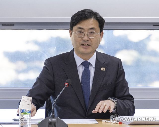 디지털 자산 TF 회의 시작하는 이정문 위원장