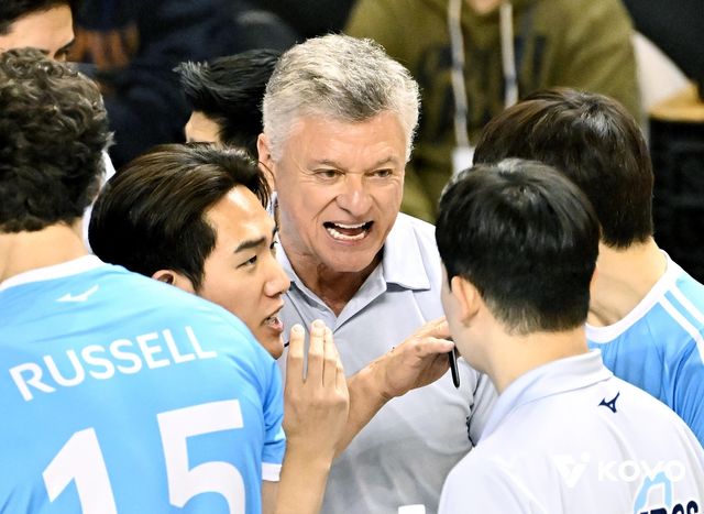 작전 지시하는 헤난 달 조토 대한항공 감독(중앙)