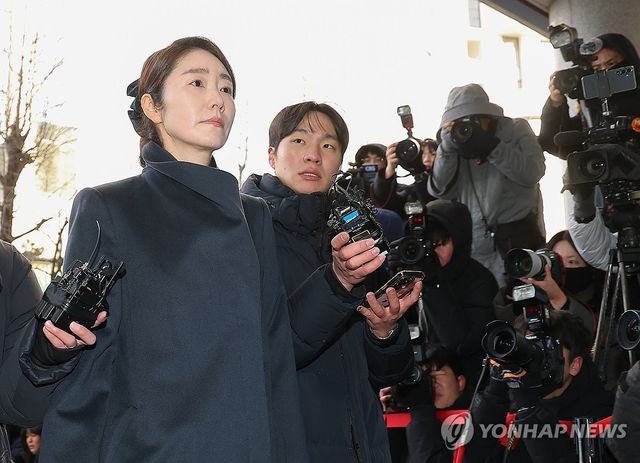 경찰 출석하는 강선우 의원